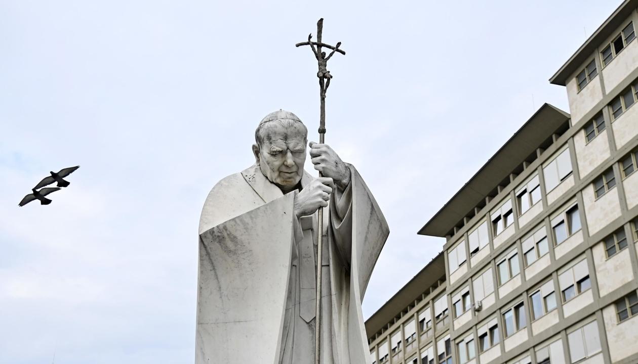 Estatua de Juan Pablo II en la entrada del hospital Gemelli.