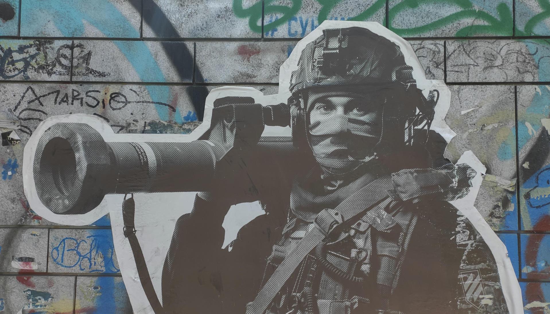  Grafiti de un soldado ucraniano en una calle de Kiev.