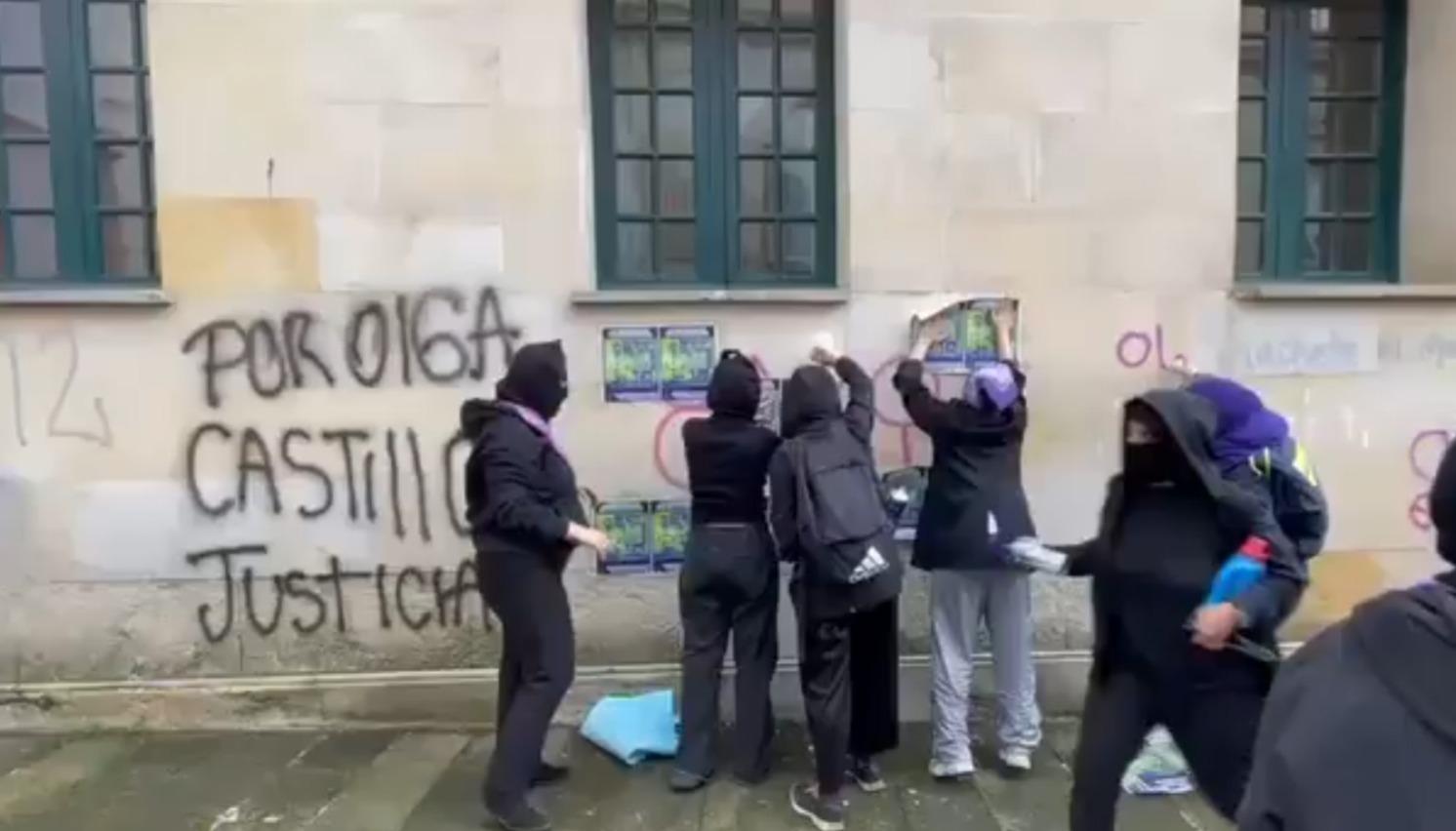 Grupo de mujeres encapuchadas.