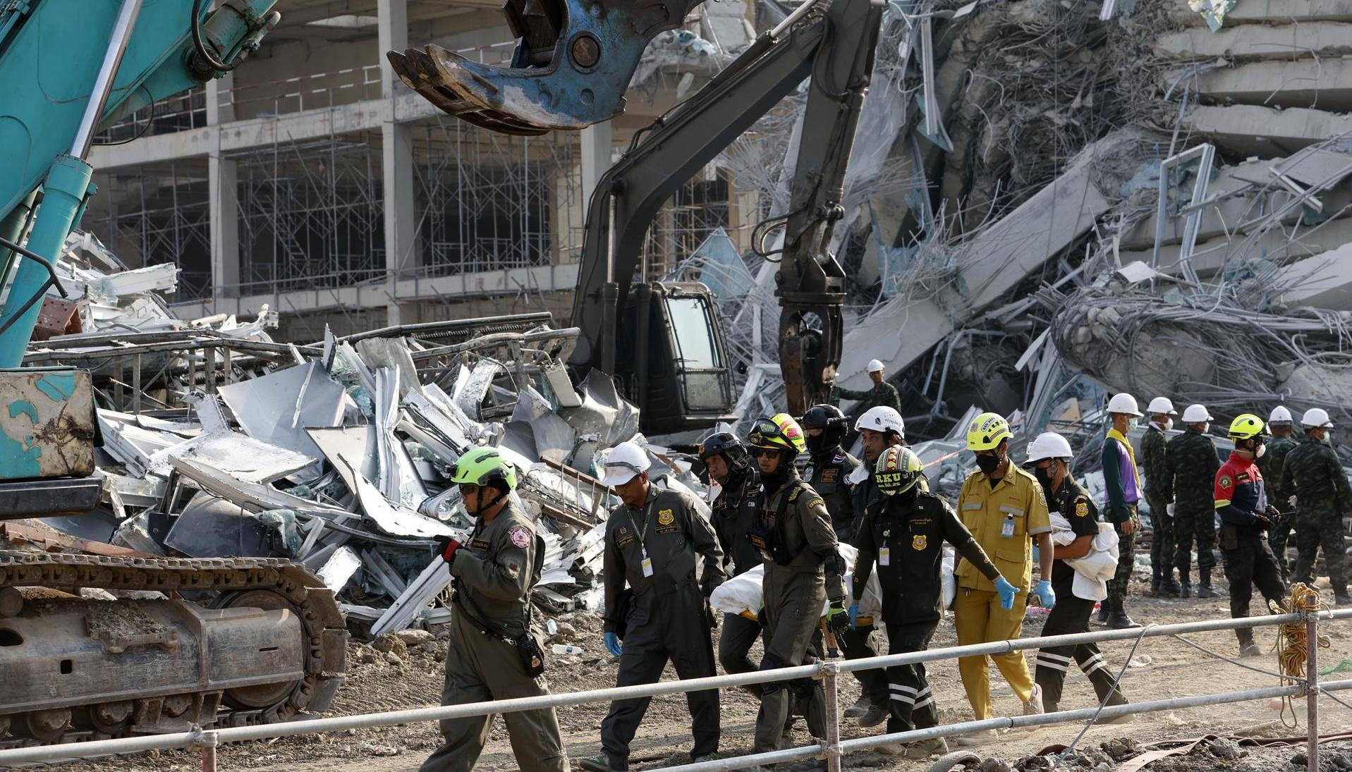 Grupo de rescatistas socorriendo a los heridos después del terremoto.