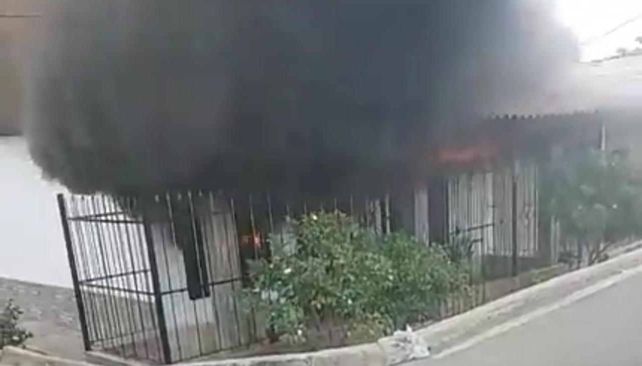 Momento de la conflagración de la vivienda en Malambo.