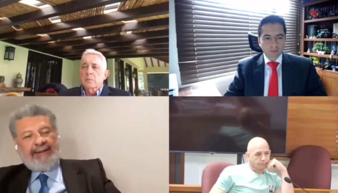 Giovanny Cadavid (esquina derecha abajo) durante el juicio contra Álvaro Uribe.
