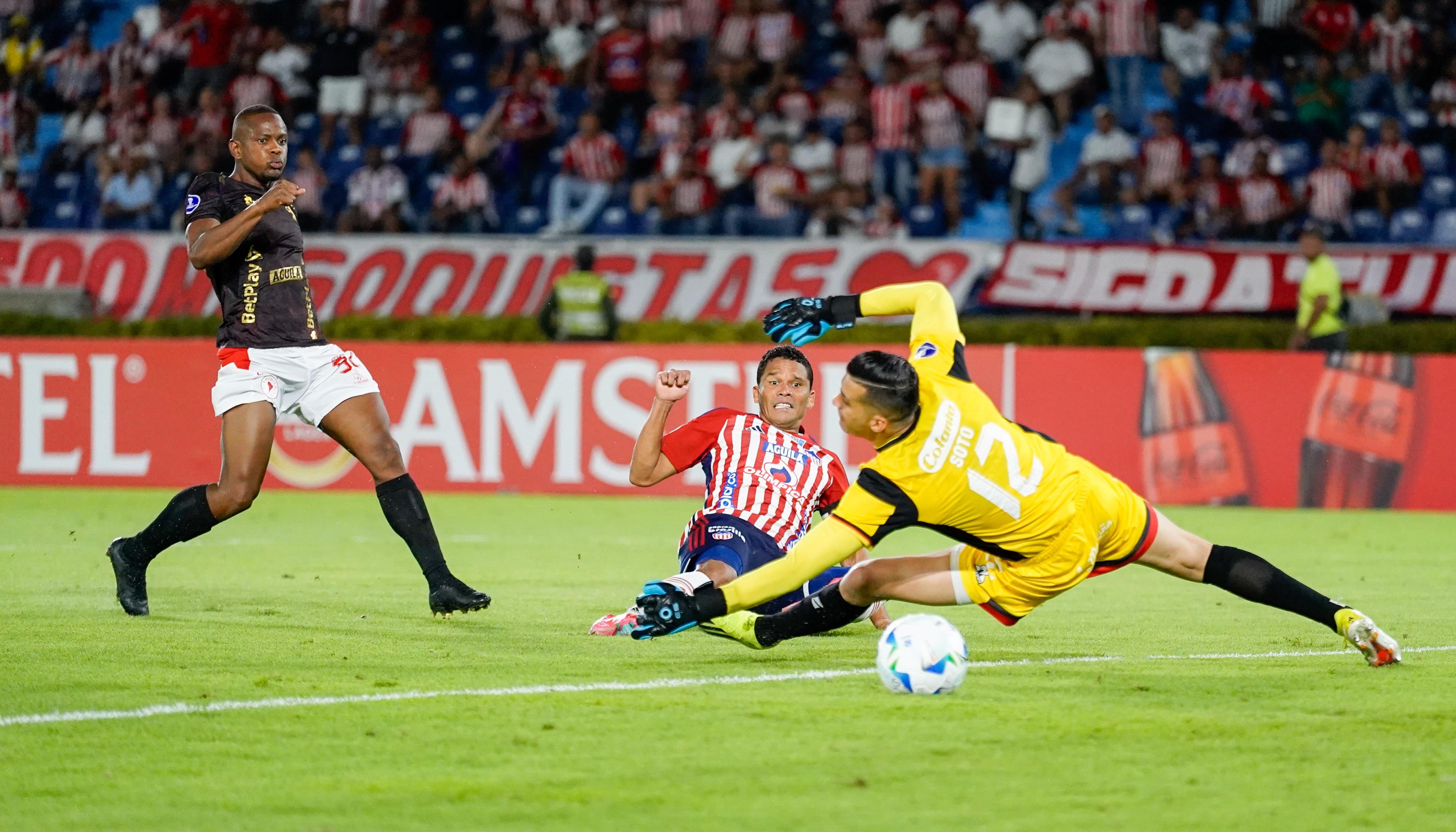 Aspecto del partido entre Junior y  América. 