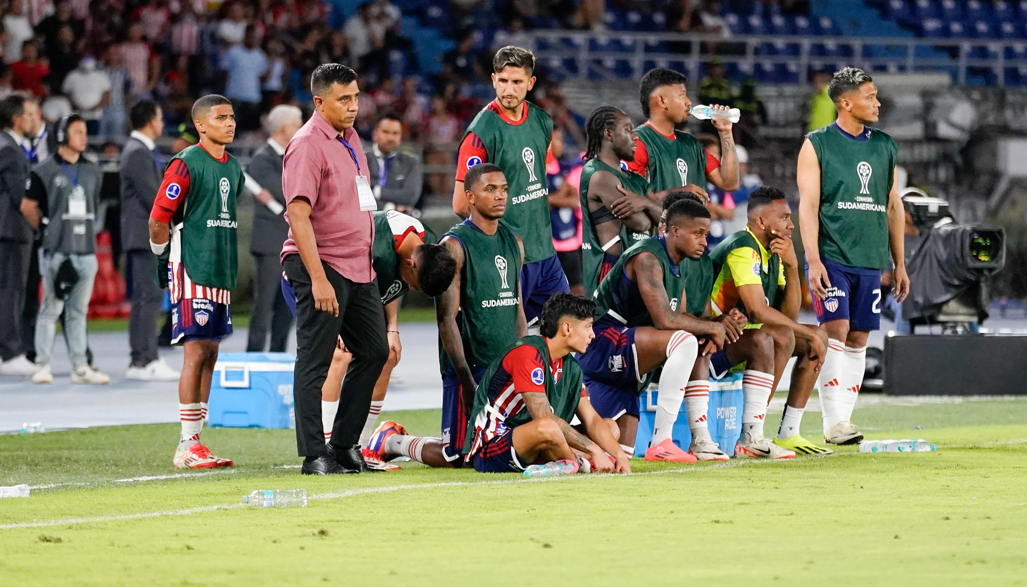 Jugadores de Junior durante tanda de penales contra América de Cali.
