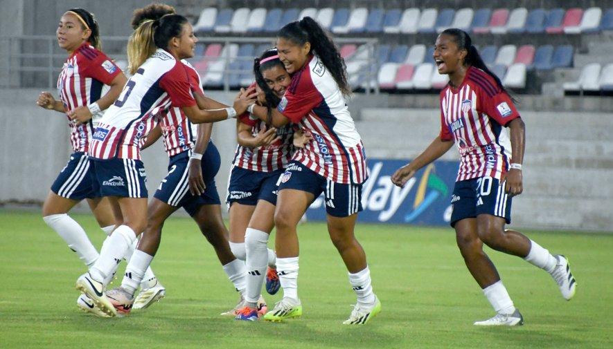 Jugadoras de Junior celebran el único gol del partido.