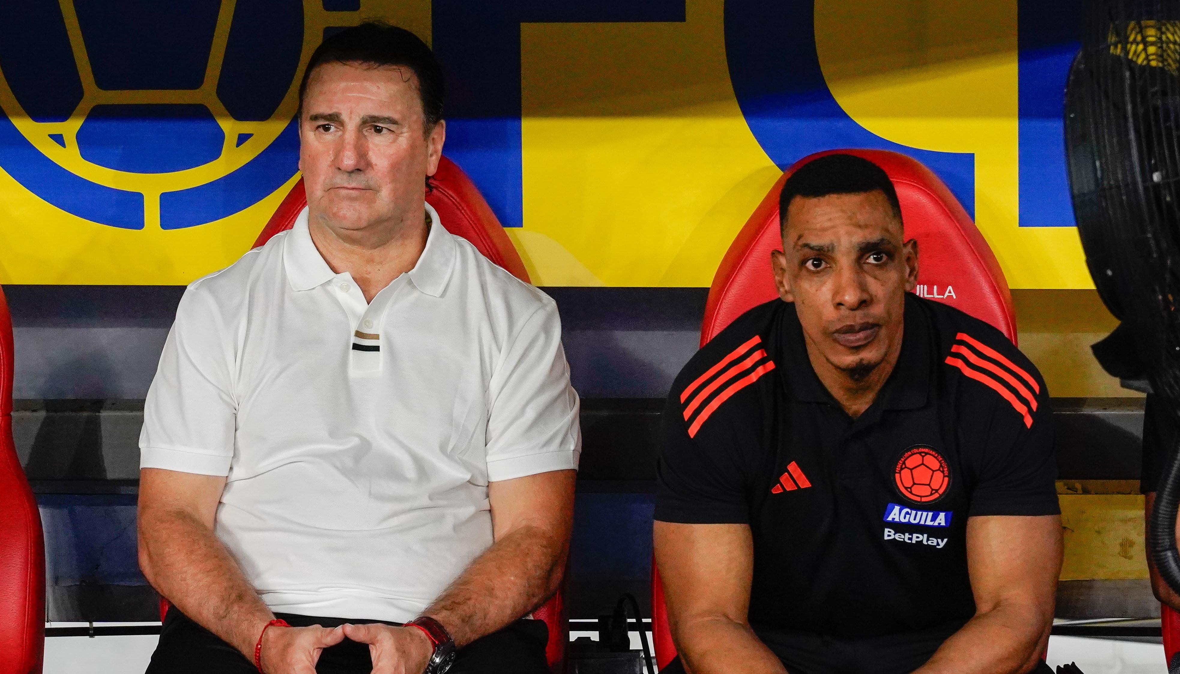 Néstor Lorenzo junto a su asistente técnico, Amaranto Perea.
