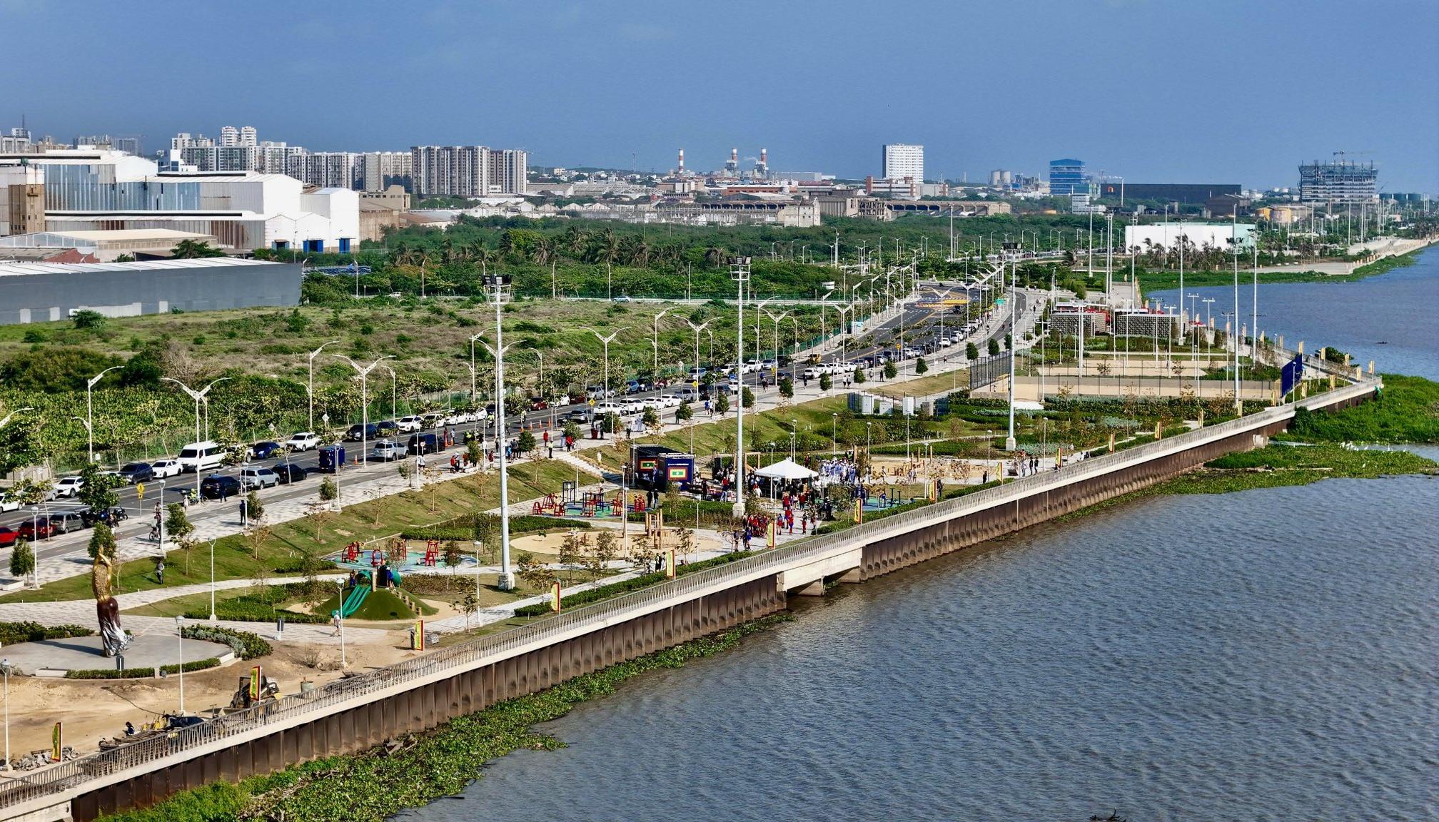 Panorámica del Malecón del Río y la ciudad.
