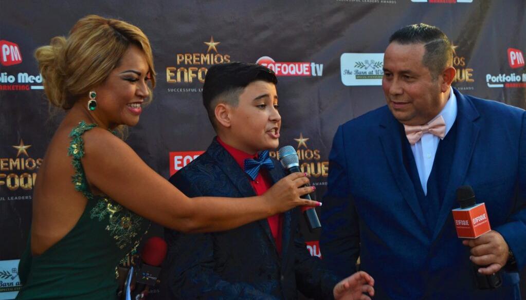 María Ruiz presentadora Enfoque, uno de los galardonados de la edición 2019 y Jimmy Pizarro.