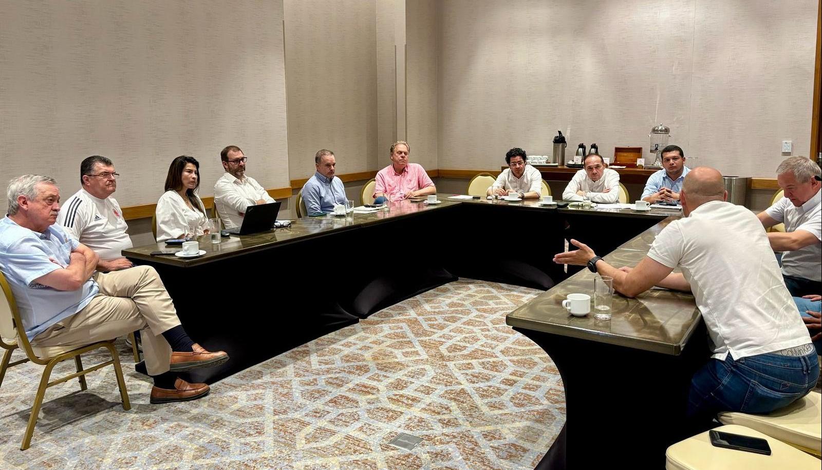 El encuentro entre el Ministro de Trabajo, Antonio Sanguino, y la FCF, Acolfutpro y la Dimayor, en Barranquilla.