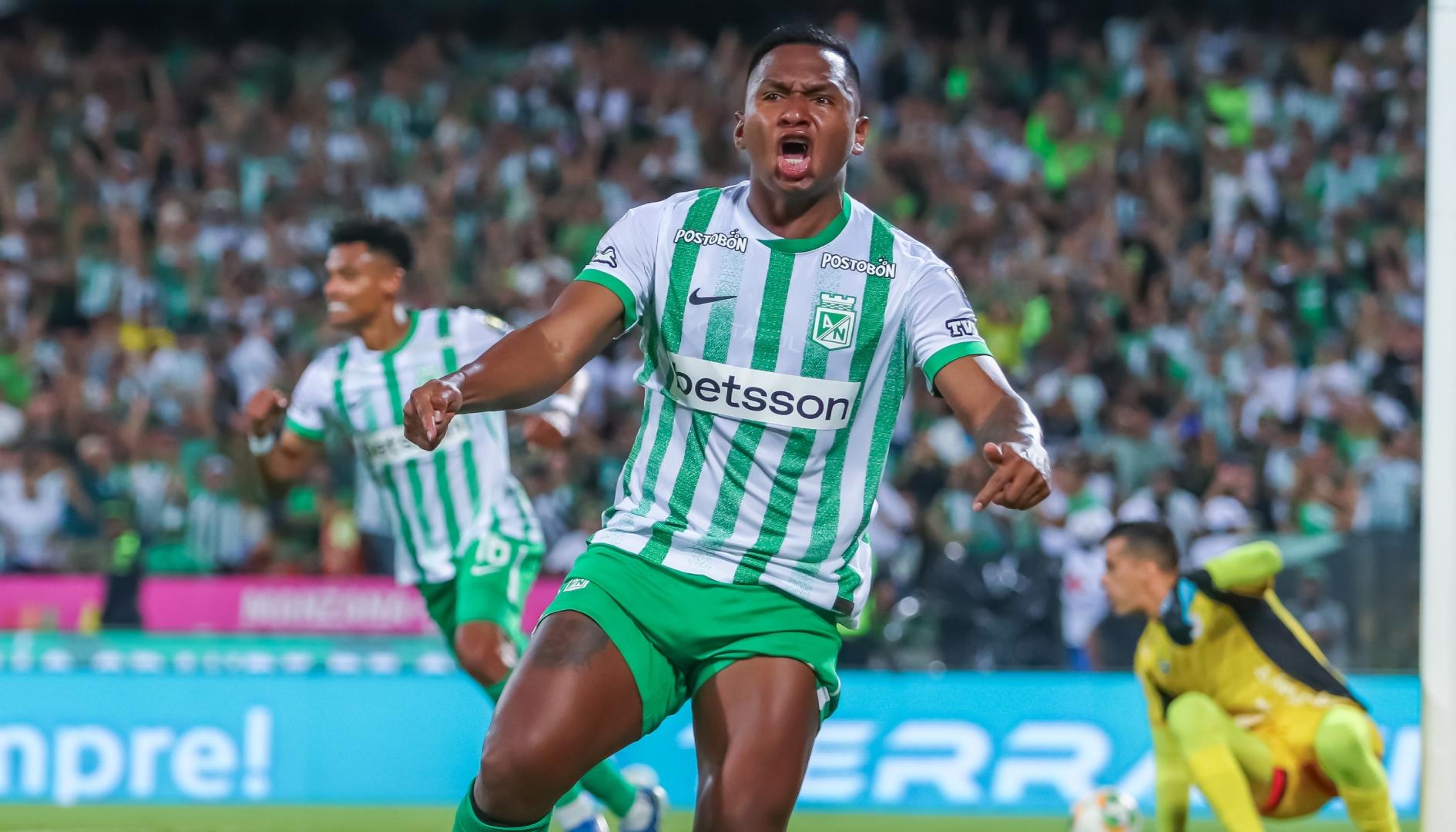 Alfredo Morelos celebrando su gol en el clásico.
