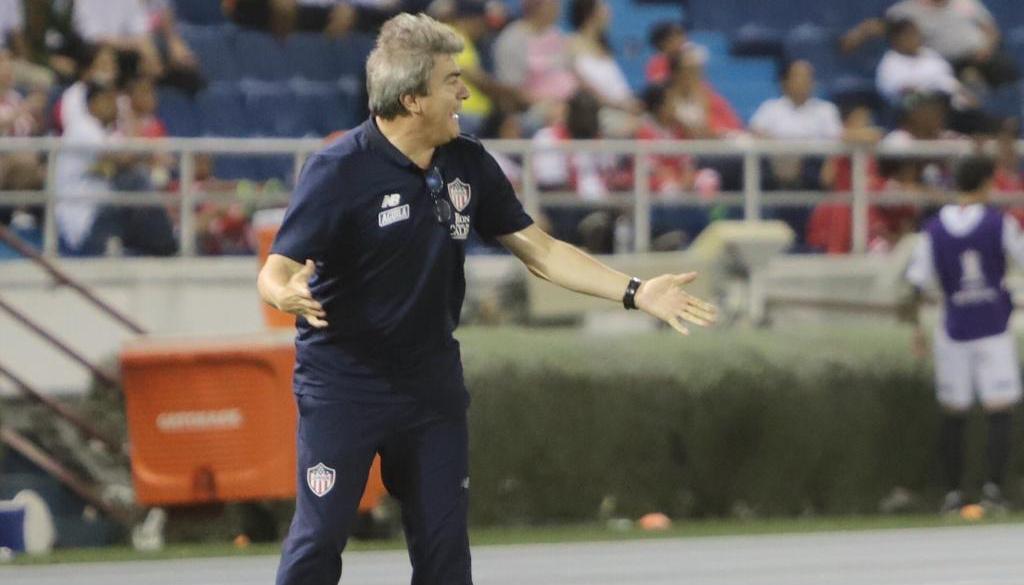Armando 'Piripi' Osma en un partido como asistente técnico de Junior.