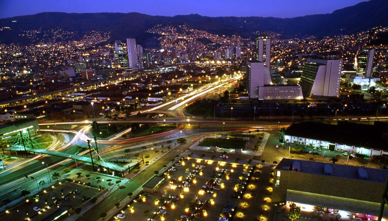 Panorámica de la Ciudad de Medellín en la noche.