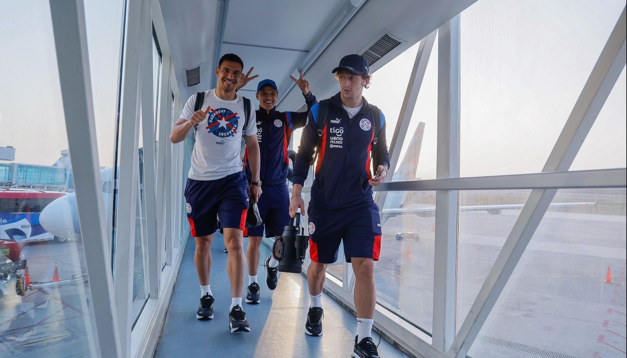 Jugadores de la selección de Paraguay a su arribo al aeropuerto Ernesto Cortissoz. 