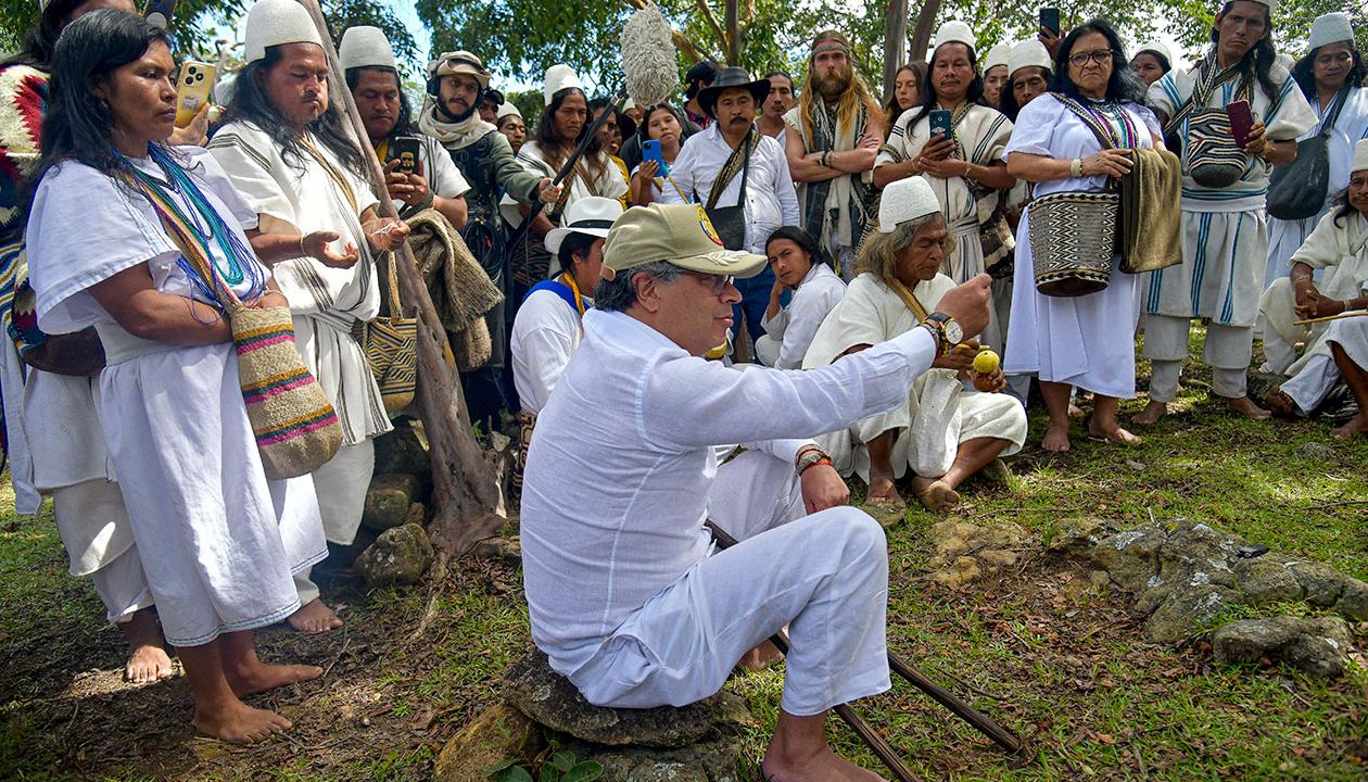 Presidente Petro durante la ceremonia de entrega de tierras en Sierra Nevada.