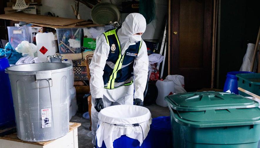 La Policía española tras el hallazgo del laboratorio de cocaína.