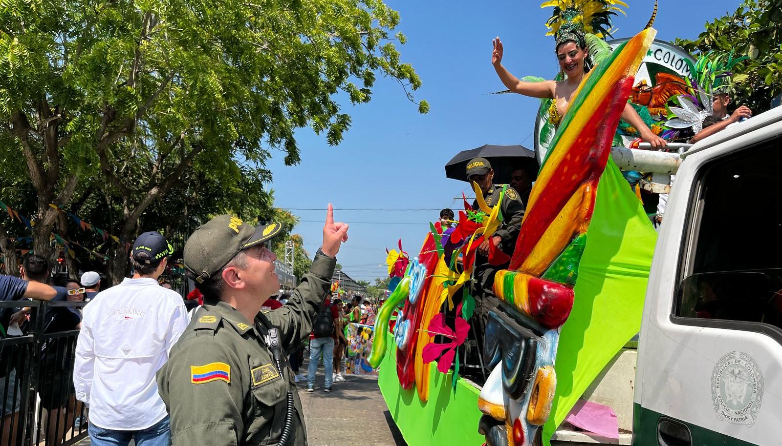 Policía haciendo presencia en un evento de Carnaval.