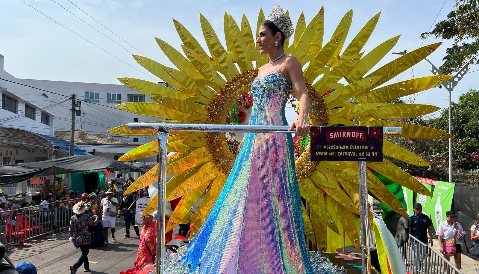 Alexsandra Estarita, Reina del Carnaval de la 44, durante la Batalla de Flores Sonia Osorio.