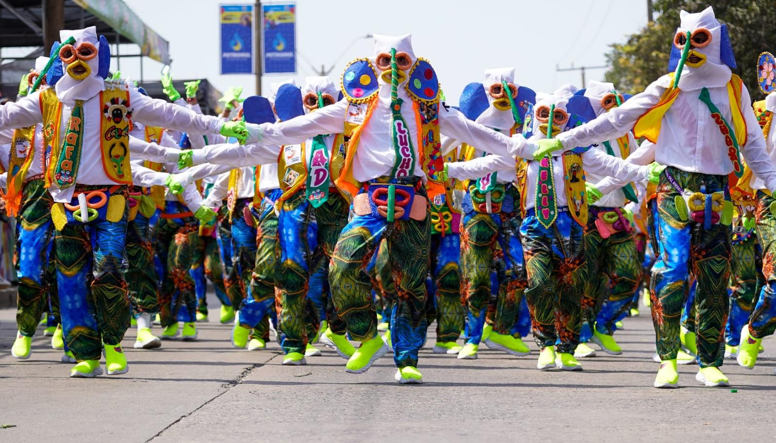 Marimondas del barrio Abajo en desfile de Batalla de Flores.