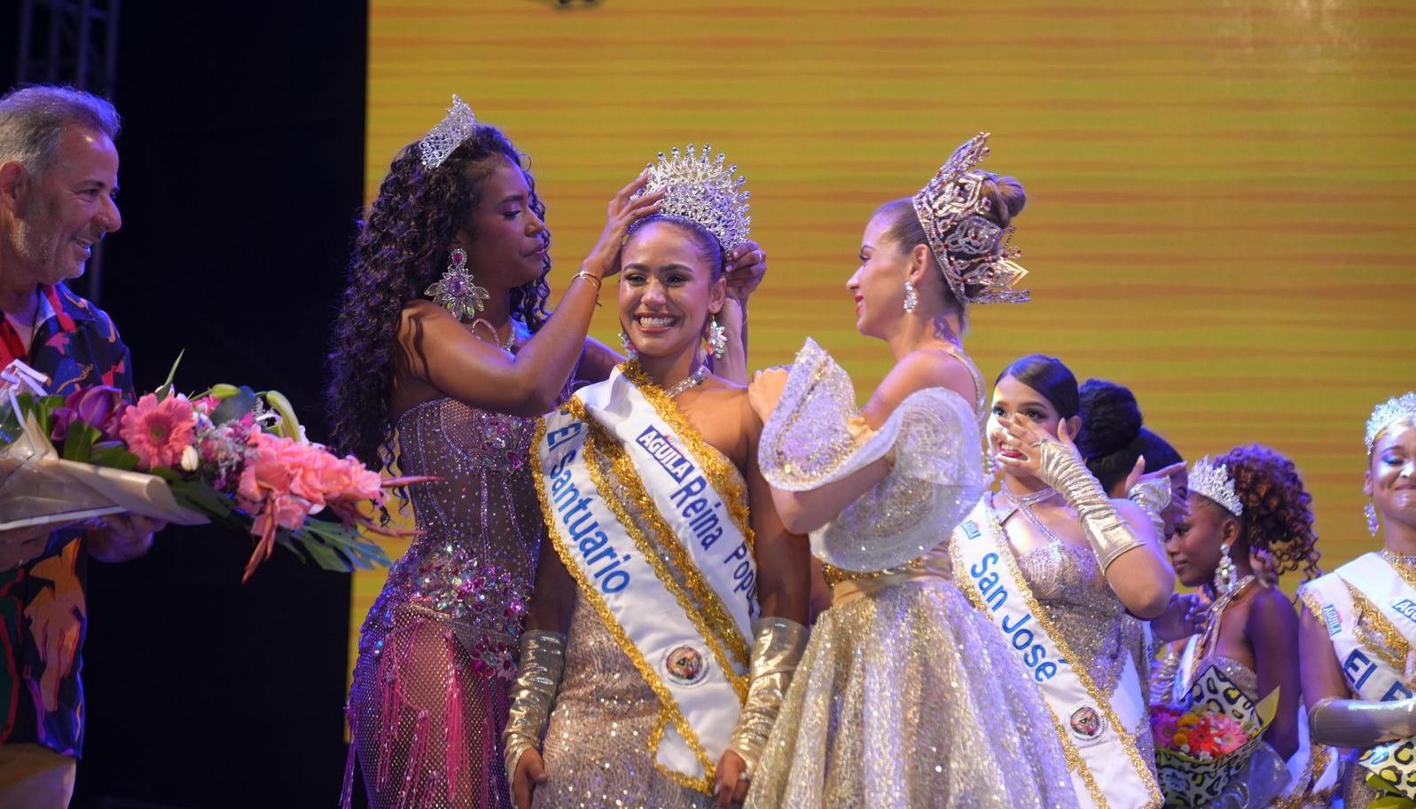 Yuliana Rodríguez, coronada Reina Popular 2025, junto a Tatiana Angulo Fernández De Castro, Reina del Carnaval de Barranquilla.