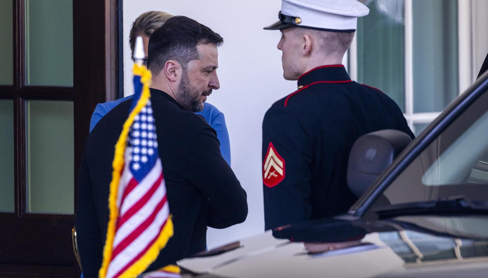 Momento en que el presidente de Ucrania, Volodímir Zelenski, abandona la Casa Blanca. 