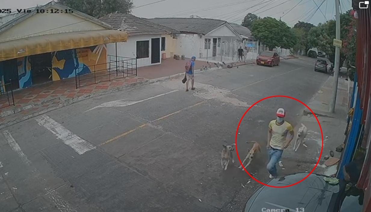 Momento en que el presunto agresor huía del lugar. 