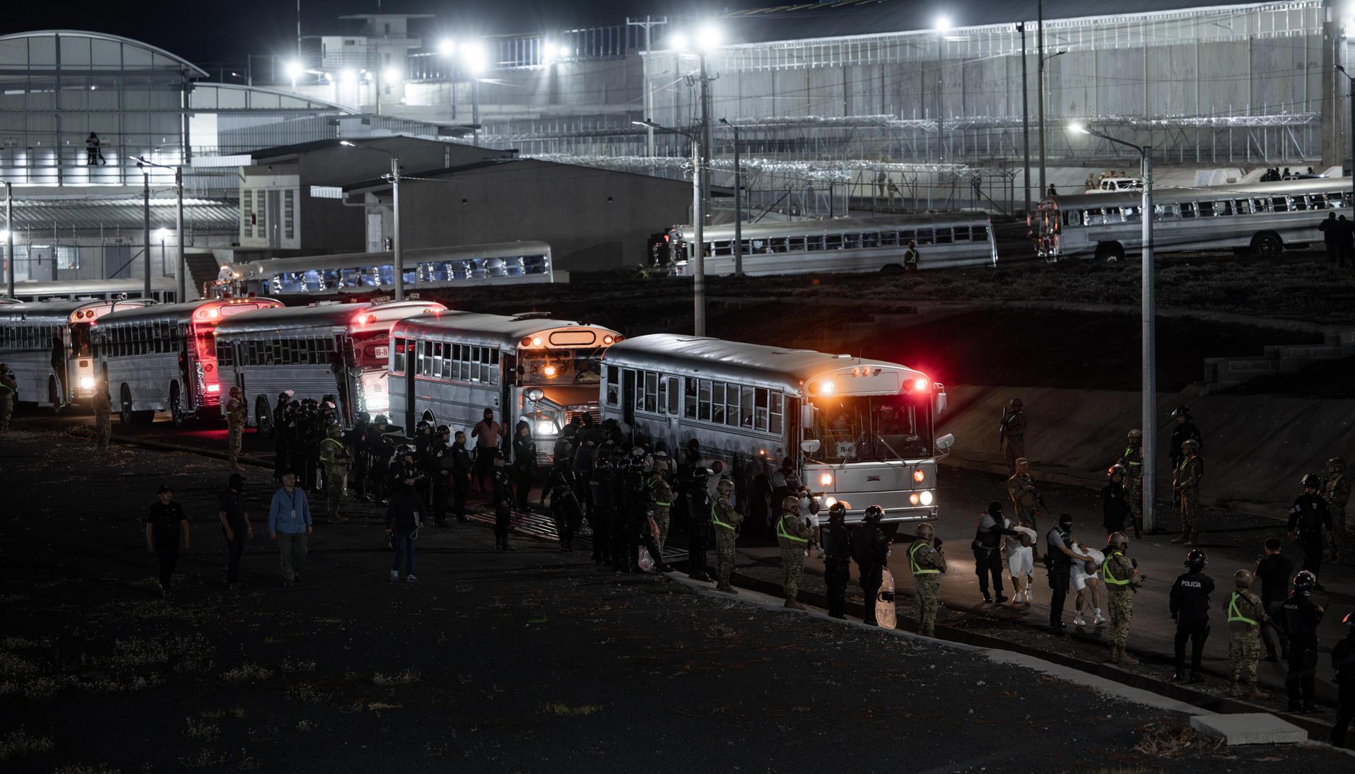 Presuntos integrantes de El Tren de Aragua llegando a El Salvador