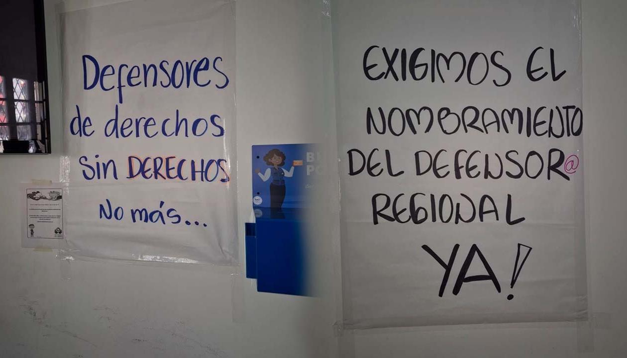 Carteles colocados por funcionarios de la Defensoría Regional Atlántico. 