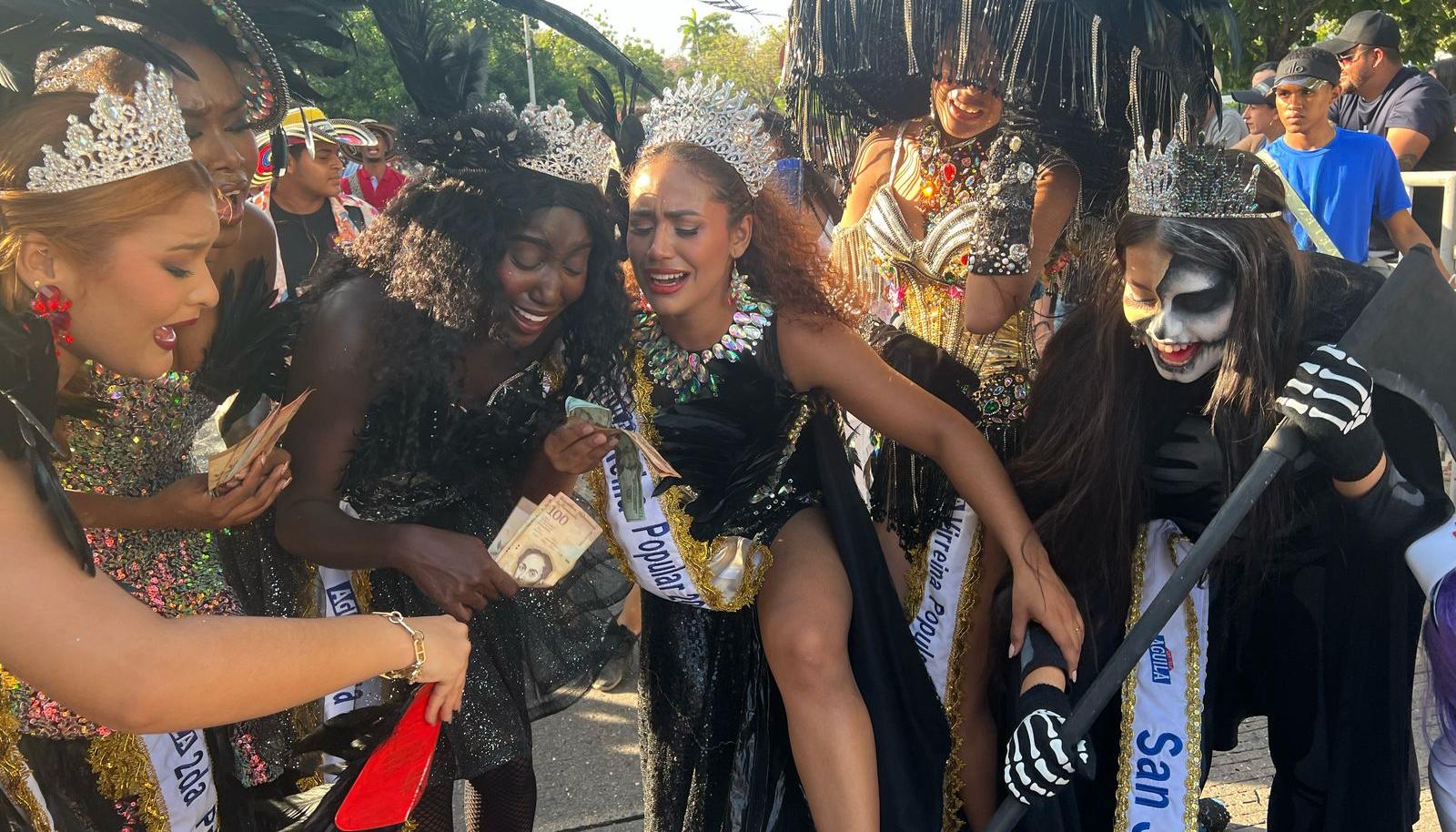 Reinas Populares llorando a Joselito. 