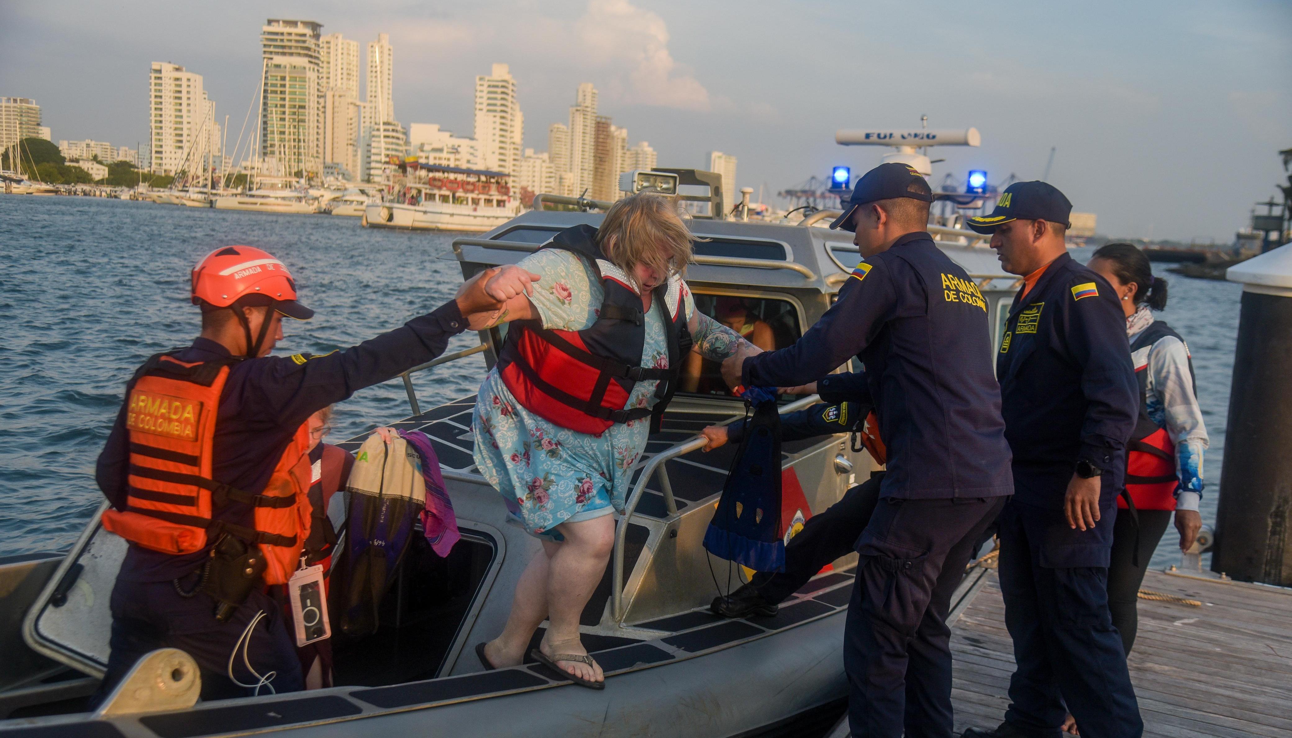 Una de las turistas rescatadas tras el naufrago. 