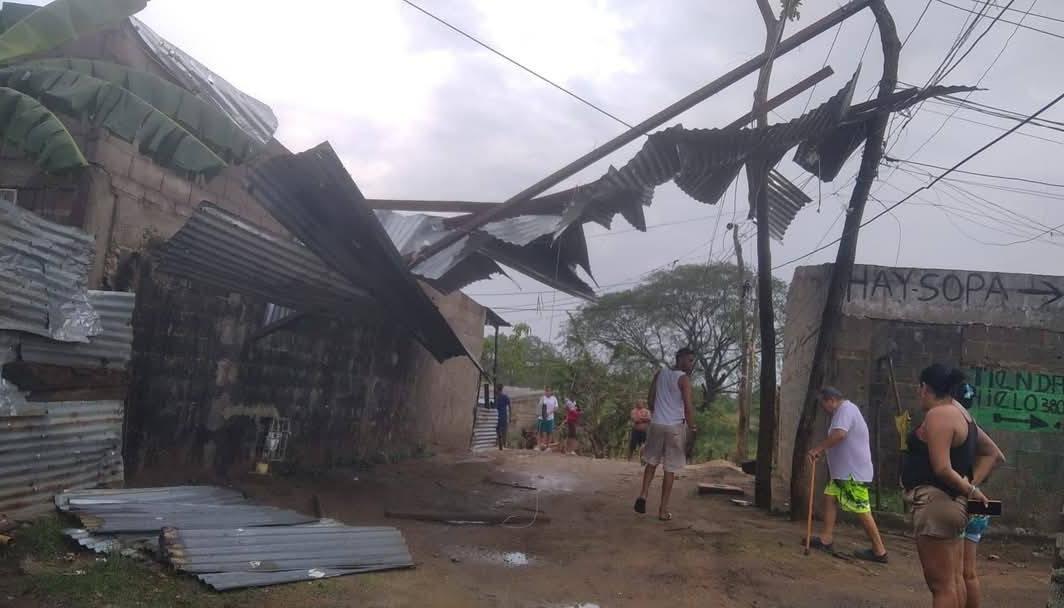 Varias casas resultaron destechadas por fuerte aguacero en Sabanalarga.