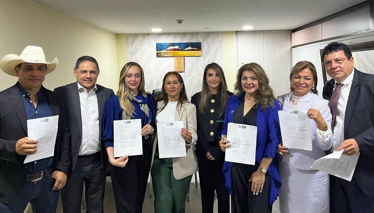 Los ocho senadores que firmaron la ponencia de archivo.
