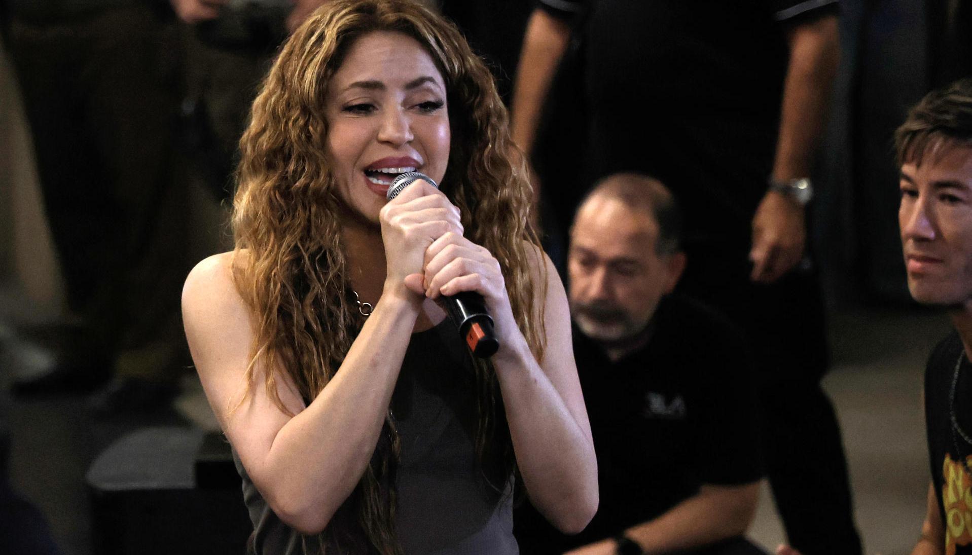 Shakira cantando esta noche sus fans en el hotel donde se hospeda en Chile. 