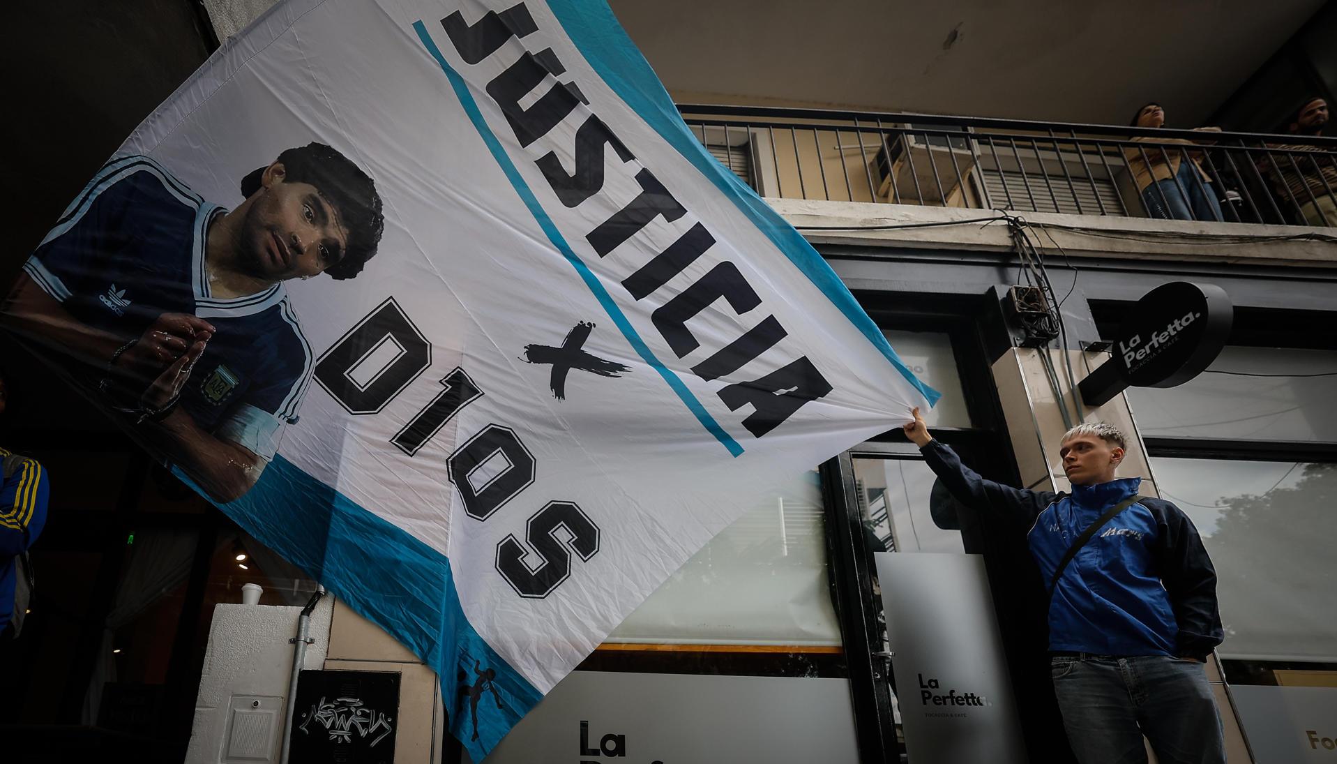 Simpatizantes de Maradona frente a los tribunales en Buenos Aires.