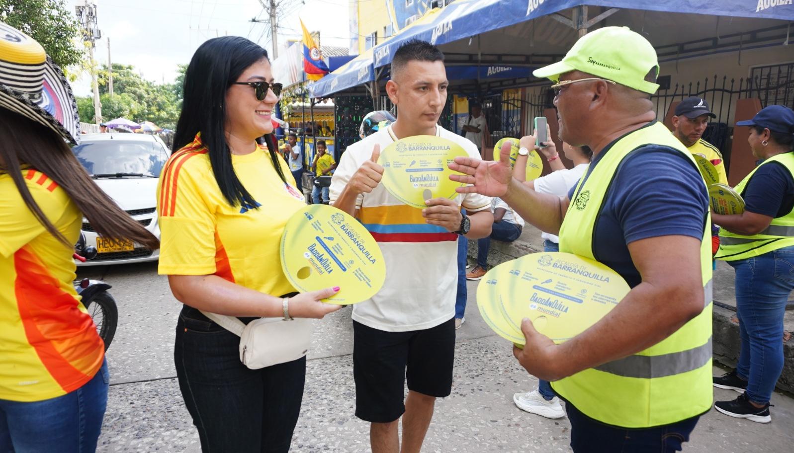 Imagen de los funcionarios socializando las medidas.