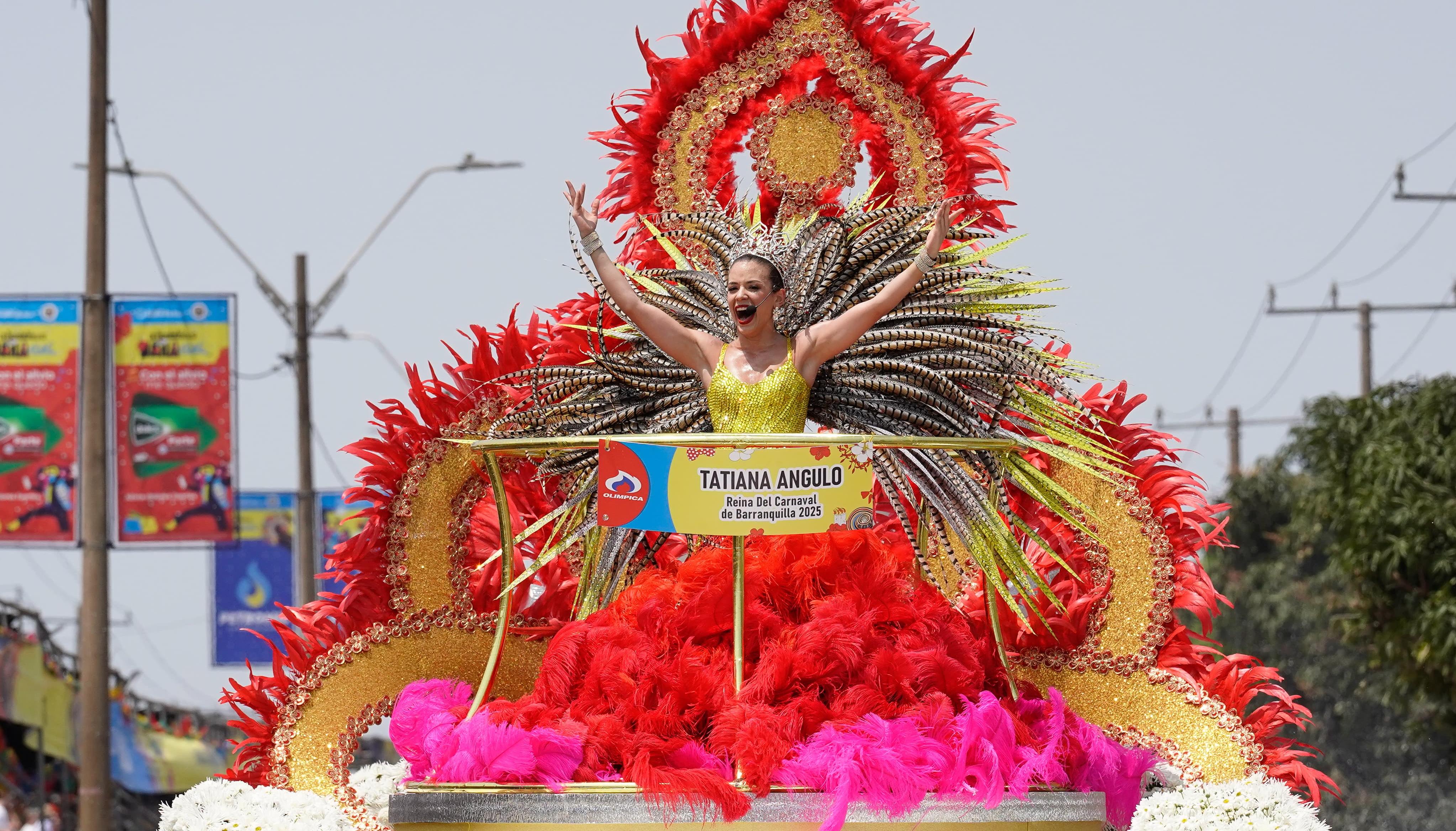 La Reina del Carnaval, Tatiana Angulo Fernández De Castro, durante la Batalla de Flores.