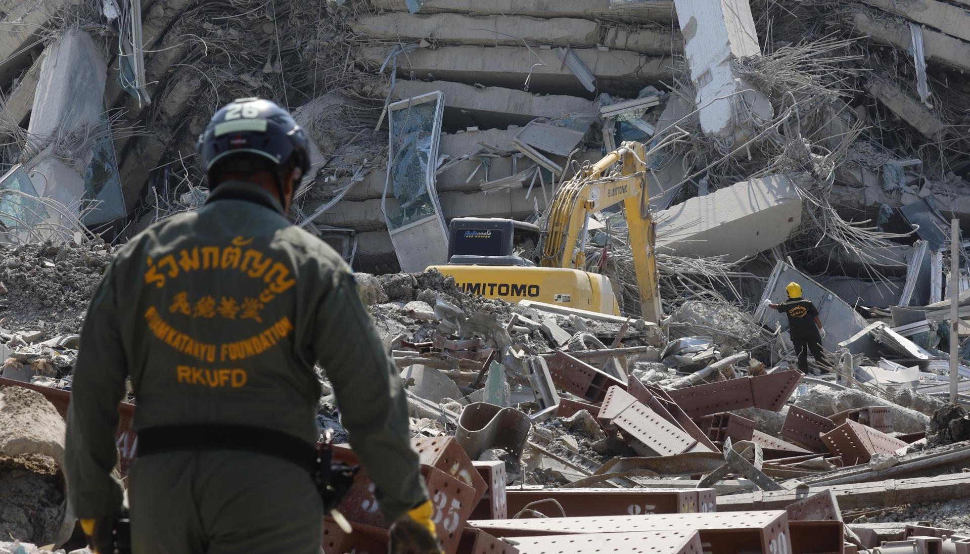 Muchos edificios han colapsados tras el fuerte terremoto. 