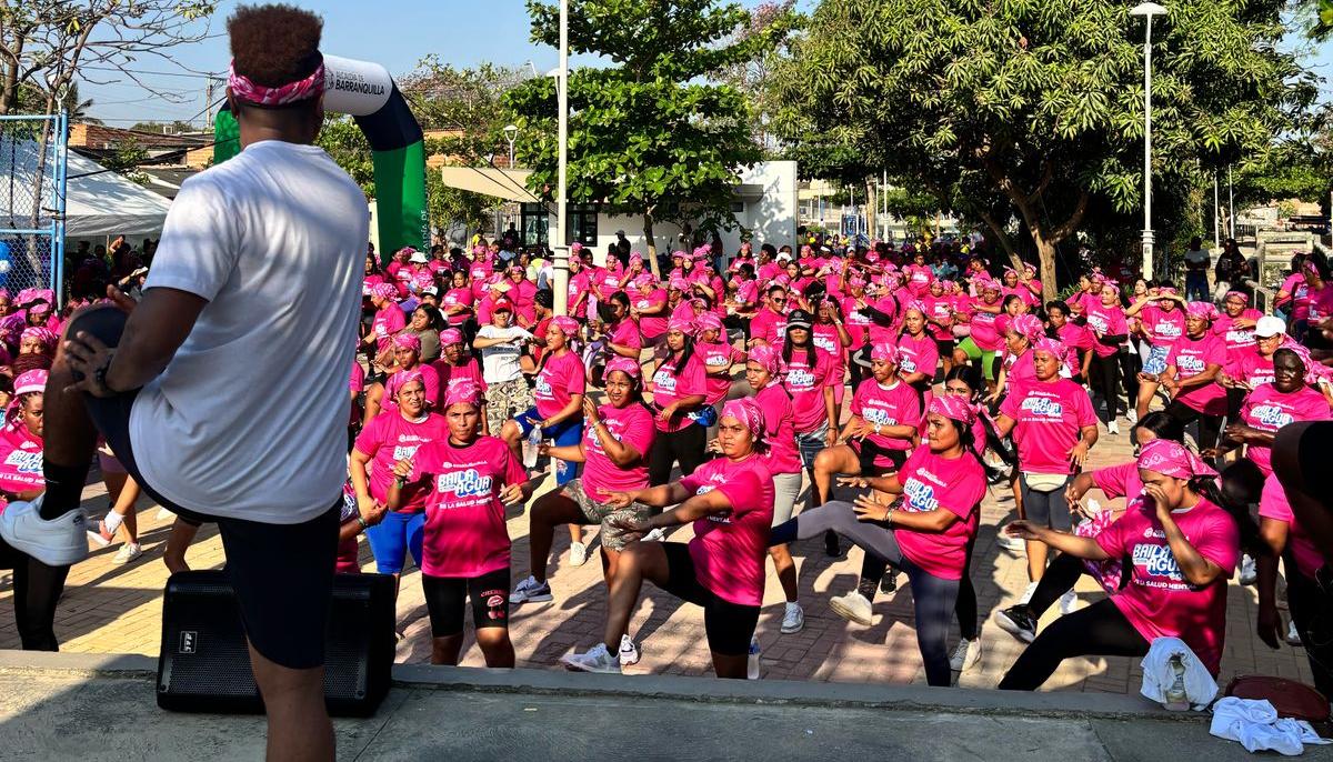 Mujeres disfrutaron de rumba terapia en en el Parque San Pio del barrio El Bosque.