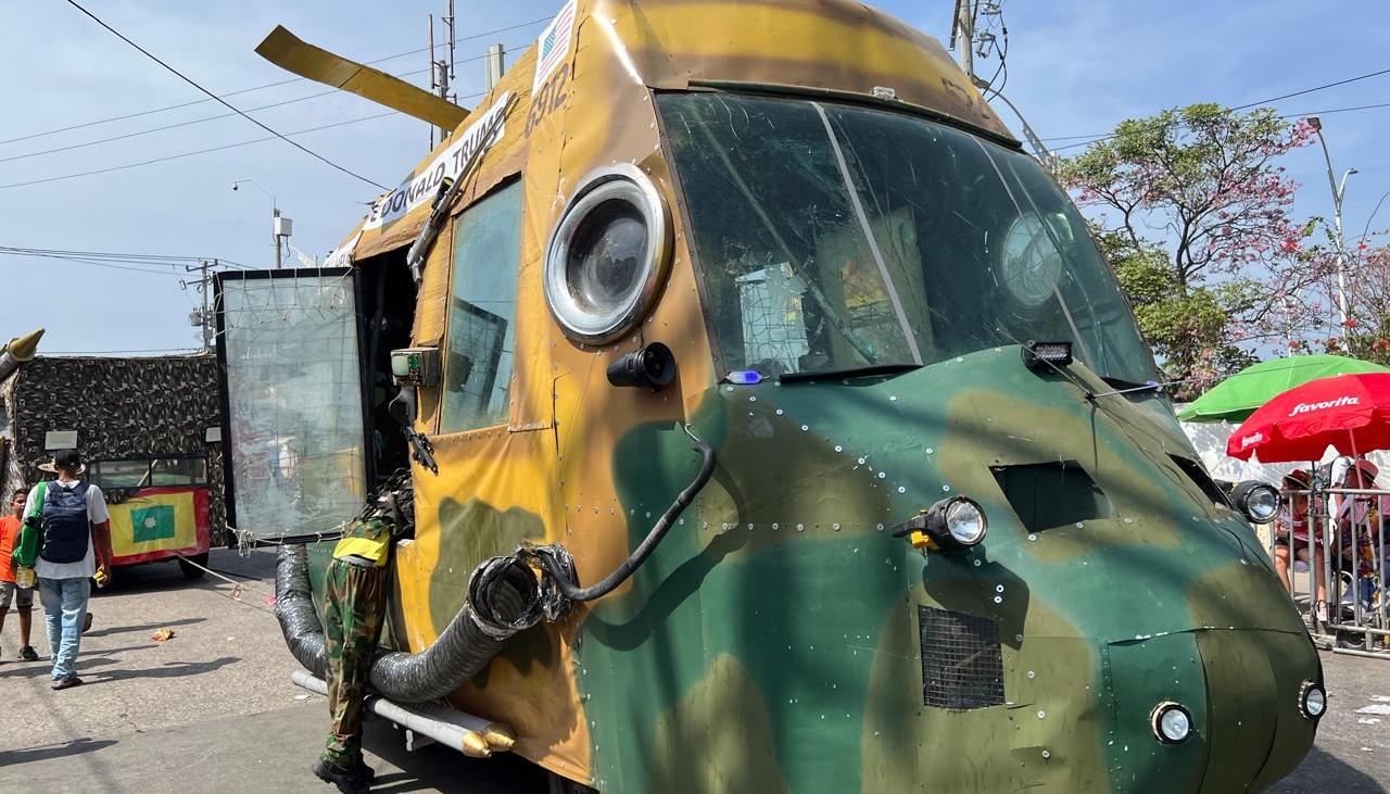 'El helicóptero de Donald Trump' durante la Batalla de Flores Sonia Osorio.