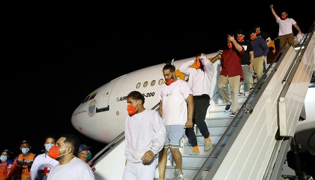 Los venezolanos deportados.