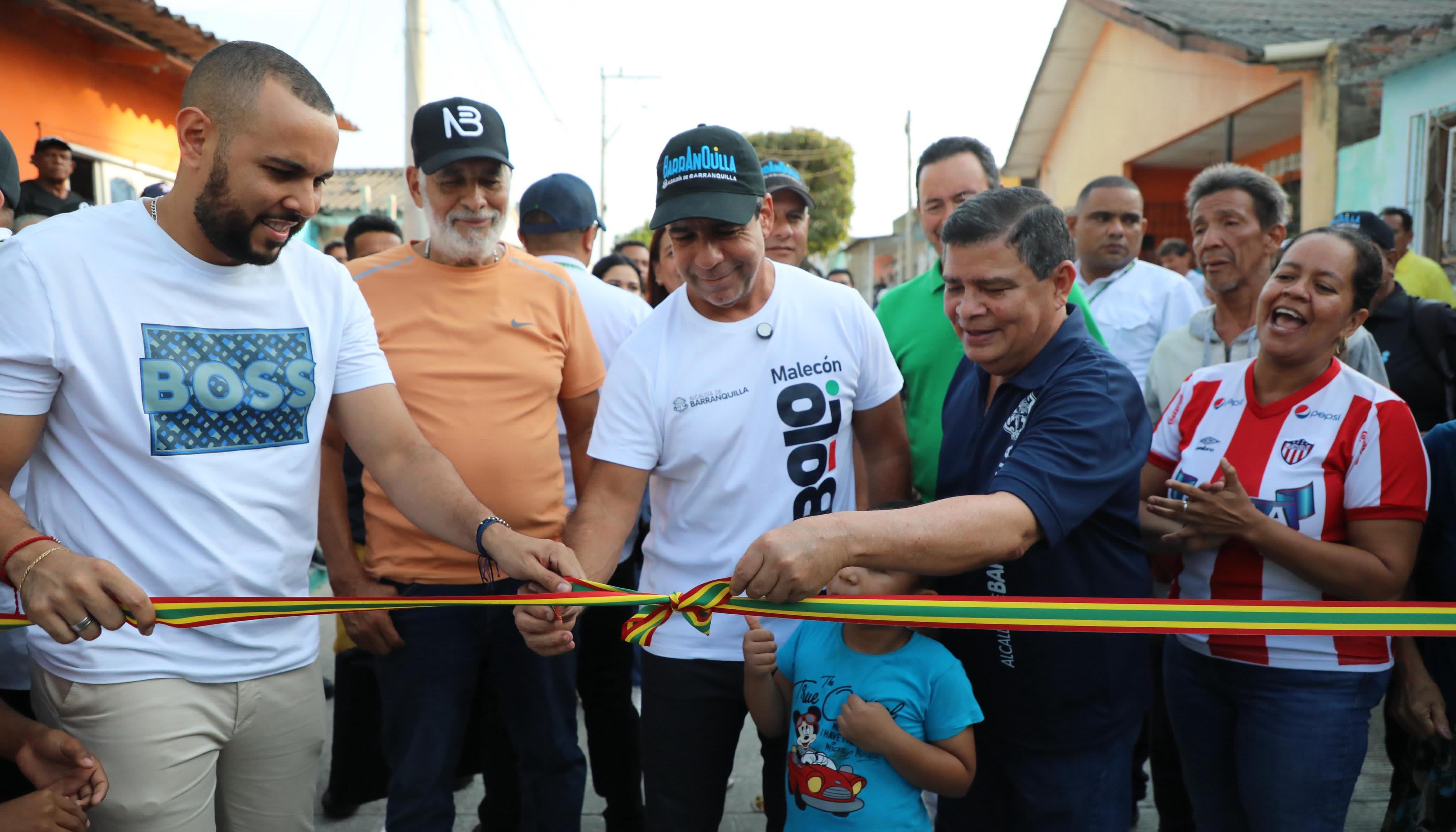 El Alcalde Alejandro Char entregado las vías. 