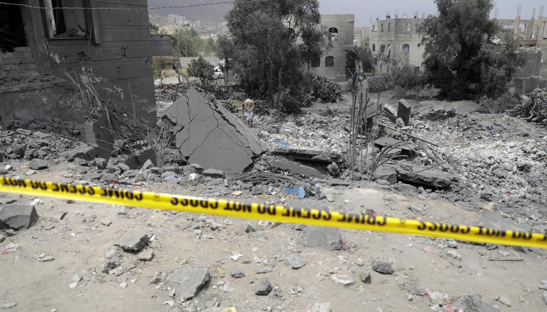 Daños alrededor de un edificio, tras los ataques aéreos de EE.UU. en Saná, capital de Yemen.