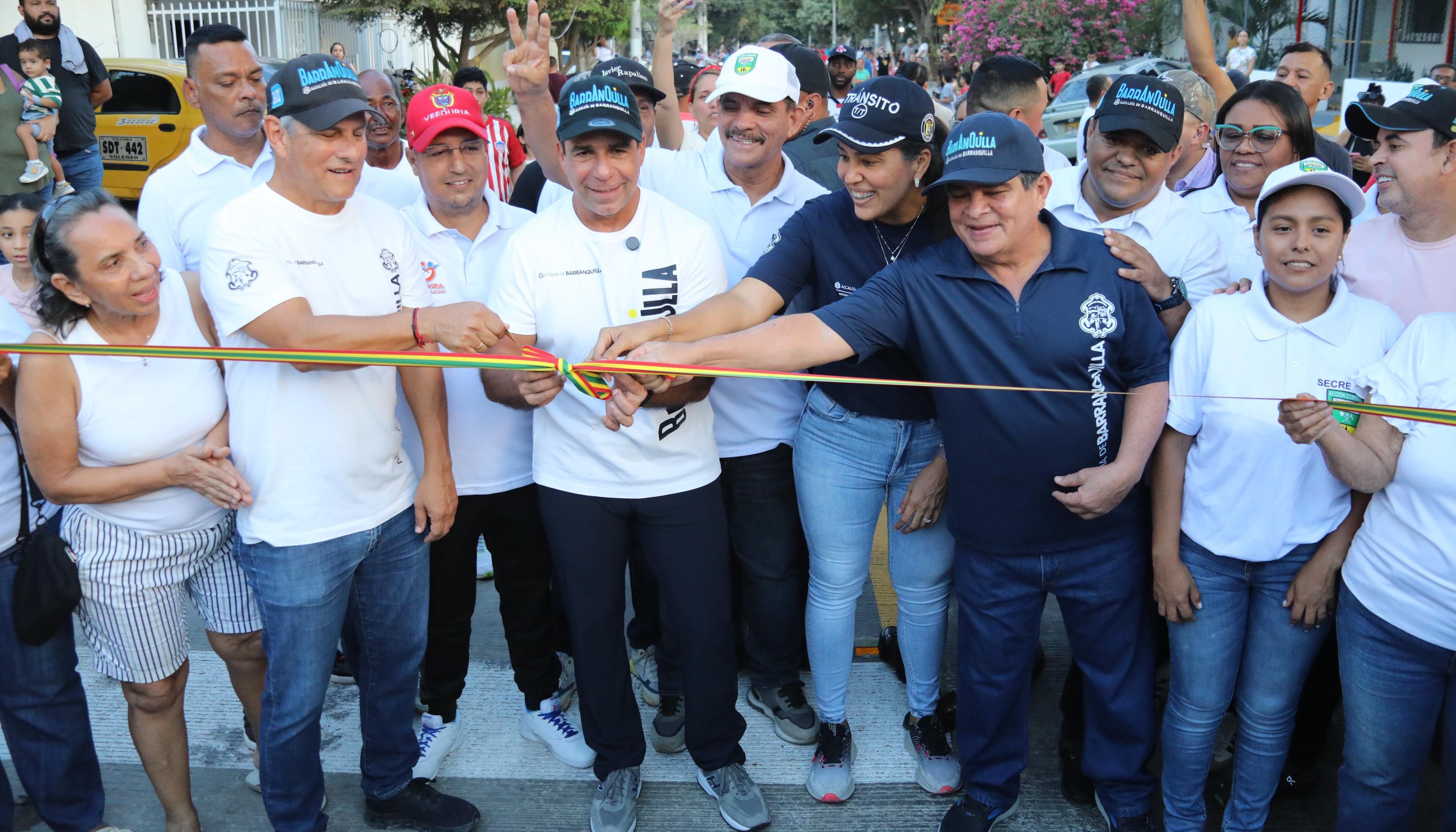 El Alcalde Alejandro Char con los habitantes de los barrios Cevillar y San José.