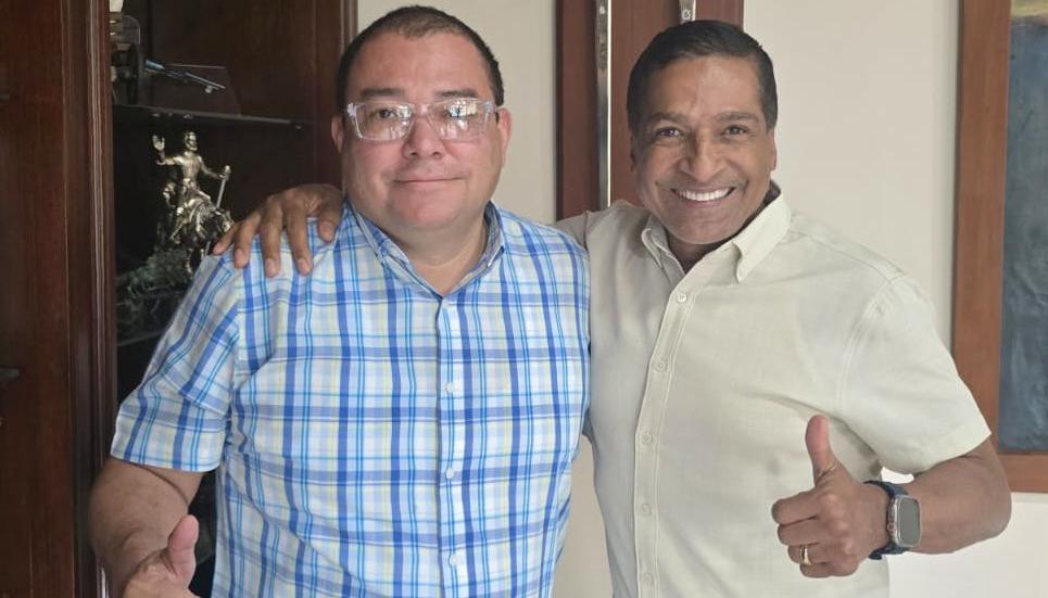 Alberto Mario Garzón, presidente del Unión Magdalena, con el nuevo técnico Alexis García.