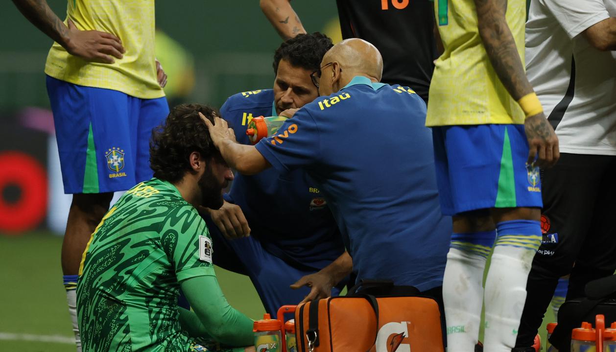 Alisson Becker recibe atención médica tras chocar con el colombiano Dávinson Sánchez. 