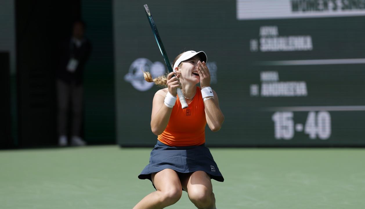 Mirra Andreeva tras conquistar el último punto contra Aryna Sabalenka.