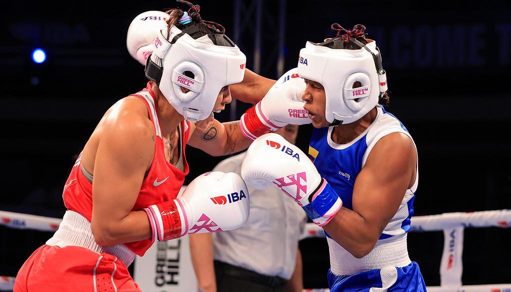 La colombiana Valeria Arboleda (azul) durante su combate de este lunes contra la puertorriqueña Ashleyann Lozada.