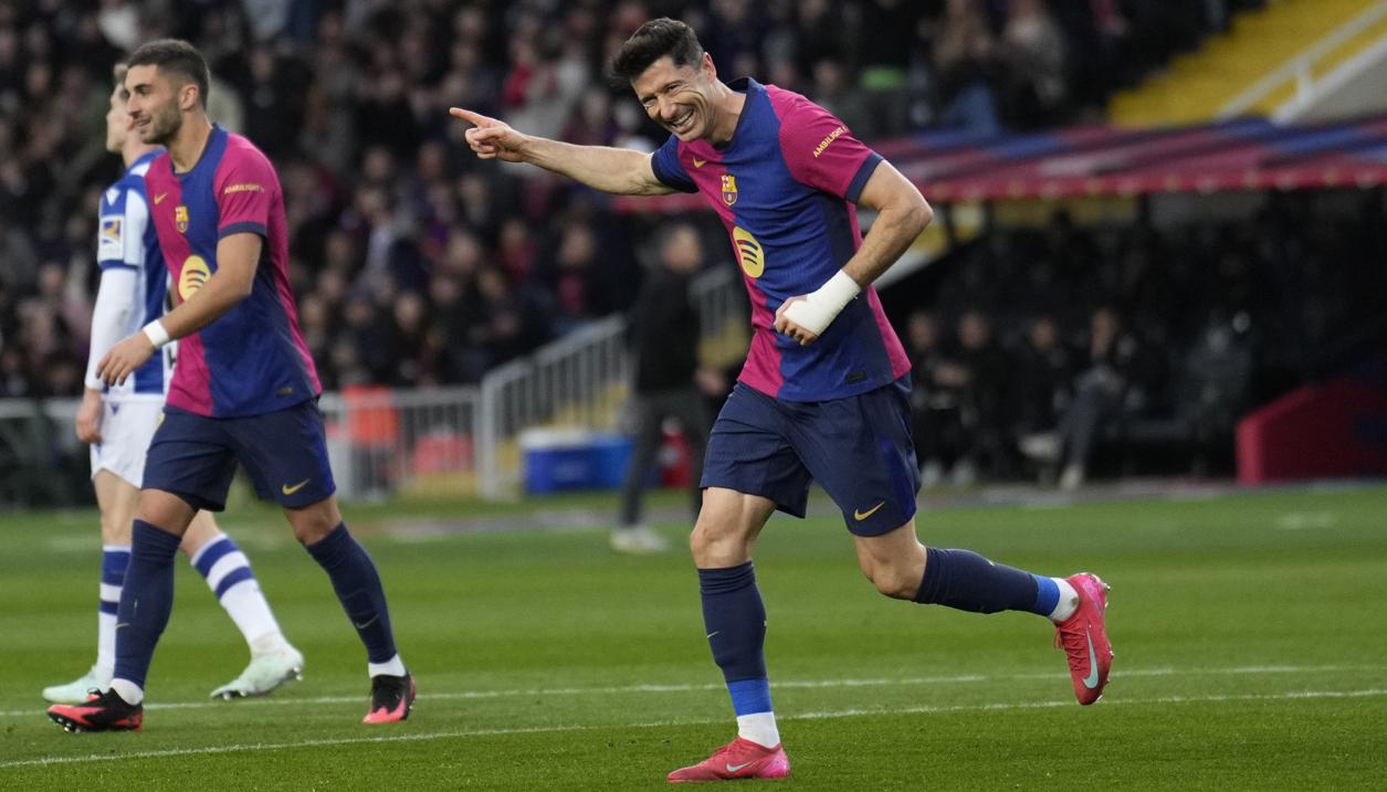 El polaco Robert Lewandowski celebra tras marcar el cuarto gol del Barcelona. 