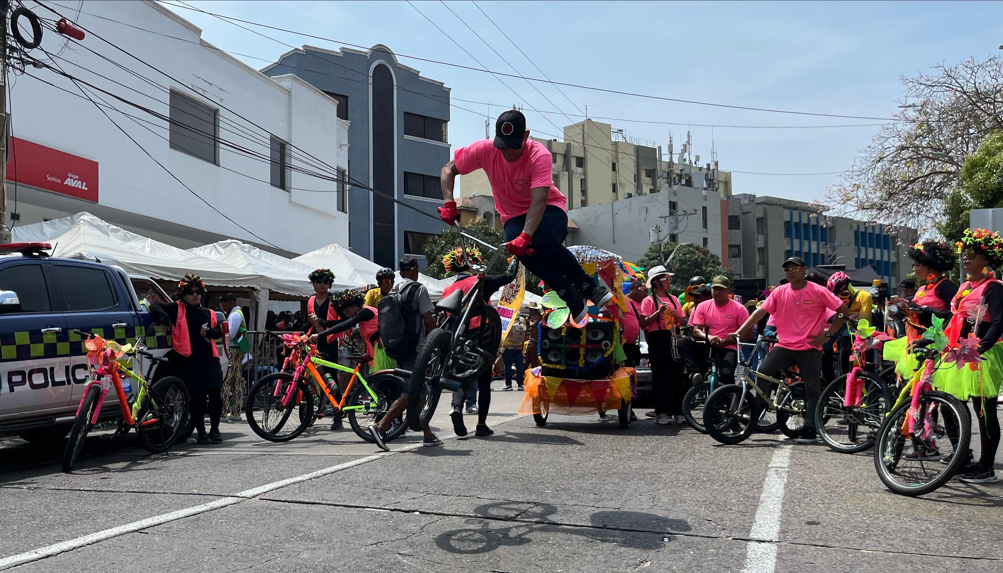 La Cambambabike dio apertura a la Batalla de Flores del Carnaval de la 44.
