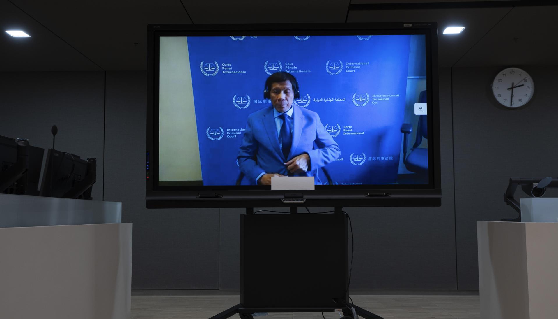 Rodrigo Duterte en la pantalla de una sala de audiencias de la Corte Penal Internacional (CPI).