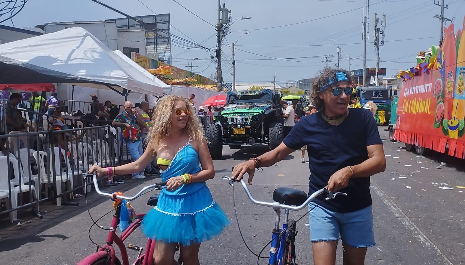 Los esposos Olga Vizcaíno y David Lara personificando a Shakira y a Carlos Vives. 